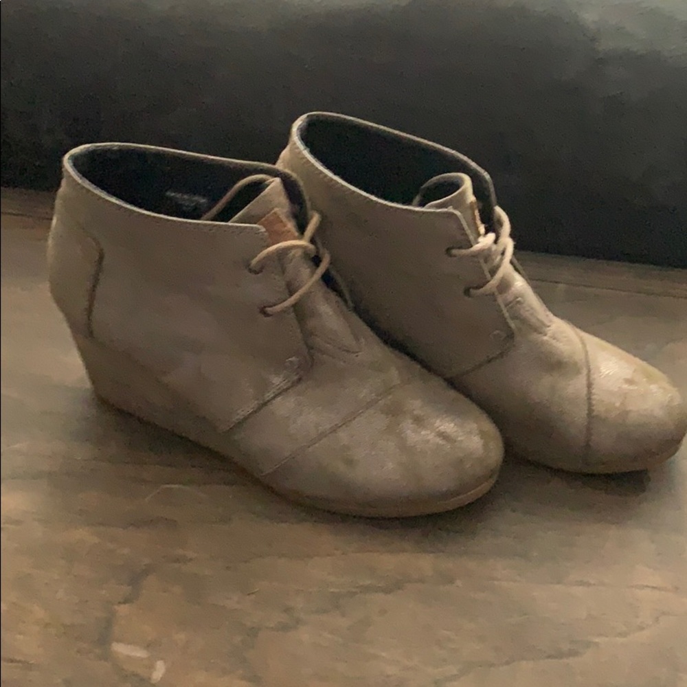 TOMS - Size 9 - Metallic Desert Wedge